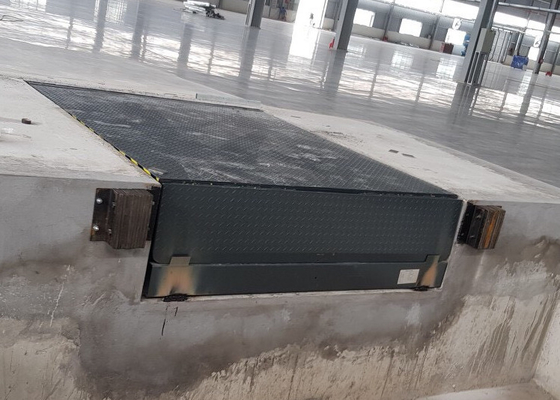 Loading Dock Equipment Hydraulic Dock Levelers 5m Extreme Length CE Approval